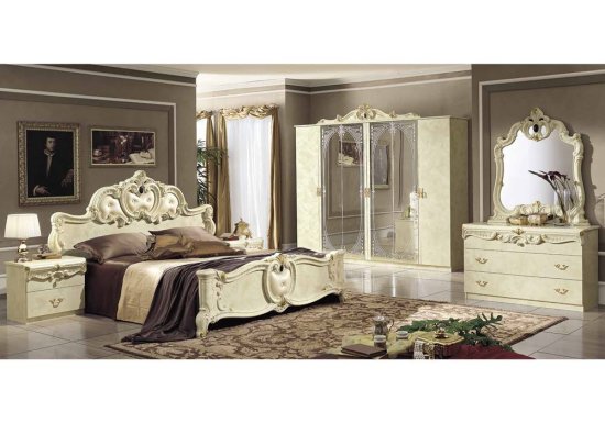 Συρταριέρα σε μπαρόκ στυλ η οποία είναι σχεδιασμένη σε χρώμα ιβουάρ και διακοσμημένη με χρυσά πόμολα και περίτεχνα σχέδια.