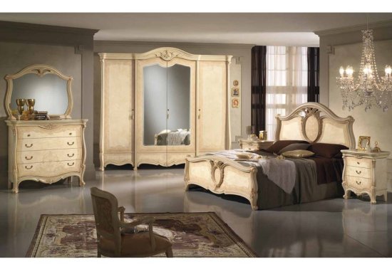 Τετράφυλλη ντουλάπα σε χρώμα ιβουάρ η οποία είναι διακοσμημένη με ολόσωμο καθρέφτη και εντυπωσιακά πόμολα.