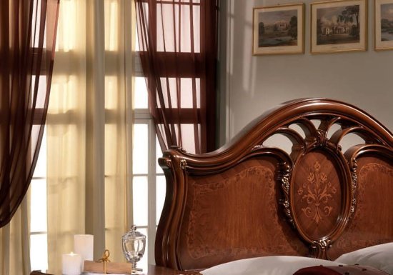 Κλασσικό καρυδί κρεβάτι το οποίο είναι διακοσμημένο με εντυπωσιακές καμπυλωτές λεπτομέρειες.