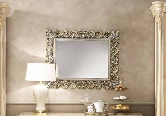 Καθρέφτης σχεδιασμένος σε χρώμα χρυσό με εντυπωσιακά σχέδια.