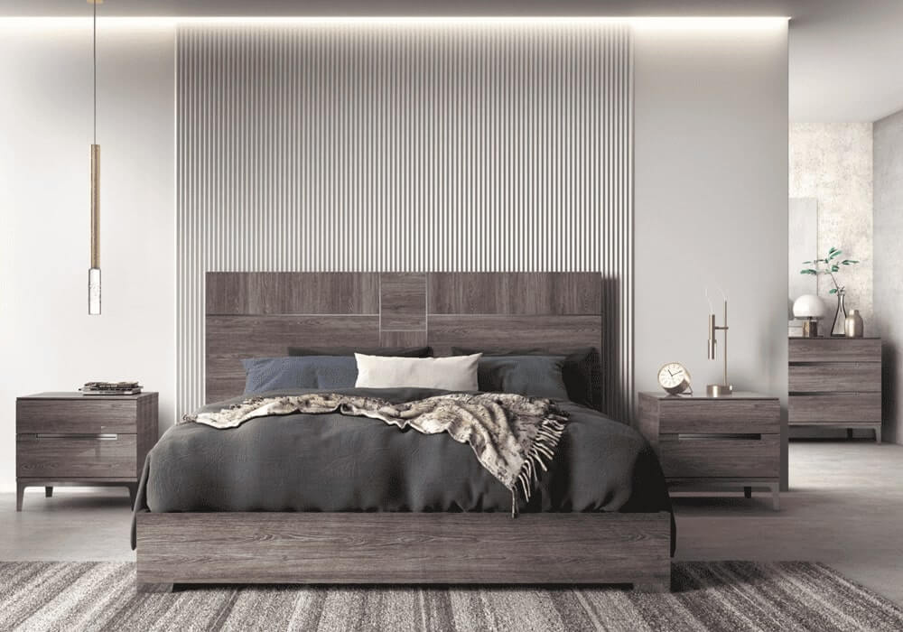 Κρεβάτι σχεδιασμένο σε χρώμα καφέ το οποίο διαθέτει ιδιαίτερο κεφαλάρι.