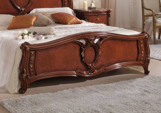 Κλασσικό κρεβάτι σχεδιασμένο σε χρώμα καρυδί το οποίο διαθέτει ιδιαίτερες καμπυλωτές λεπτομέρειες.
