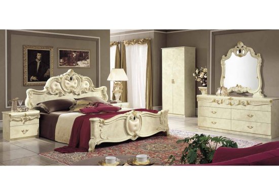 Μπαρόκ κρεβάτι σε χρώμα ιβουάρ το οποίο είναι διακοσμημένο με περίτεχνα εντυπωσιακά σχέδια.