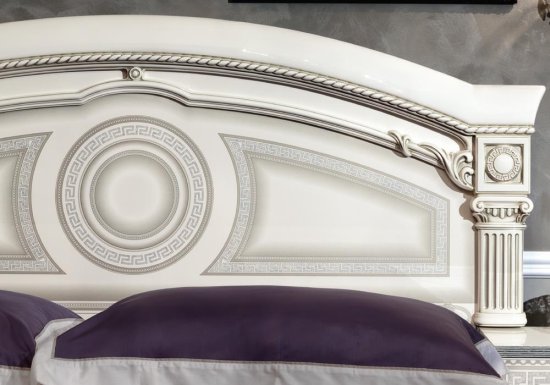 Λευκό κρεβάτι με ασημένιο μαίανδρο