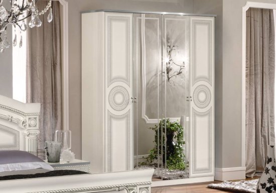 Ντουλάπα σχεδιασμένη σε χρώμα λευκό και διακοσμημένη με ολόσωμο καθρέφτη.