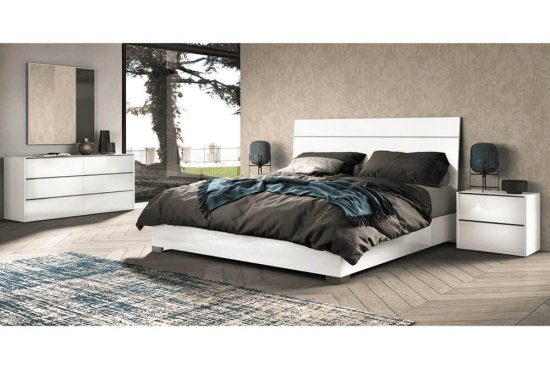 Κρεβάτι το οποίο είναι σχεδιασμένο σε χρώμα λευκό και το κεφαλάρι του είναι διακοσμημένο με ανθρακί γραμμές.