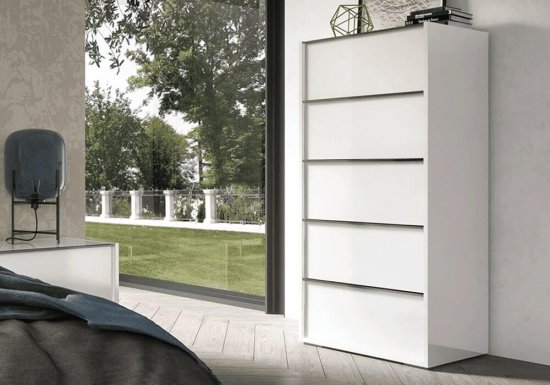 Ψηλή συρταριέρα η οποία είναι σχεδιασμένη σε χρώμα λευκό και διακοσμημένη με ανθρακί λεπτομέρειες.