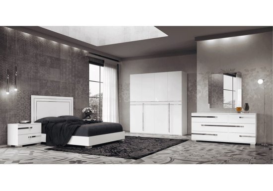 Συρταριέρα σχεδιασμένη σε χρώμα λευκό και διακοσμημένη με ασημί ασύμμετρα πόμολα.