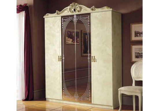 Τετράφυλλη μπαρόκ ντουλάπα σχεδιασμένη σε χρώμα ιβουάρ και διακοσμημένη με χρυσές λεπτομέρειες, ολόσωμο καθρέφτη και χρυσή κορώνα.