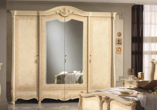 Τετράφυλλη ντουλάπα σχεδιασμένη σε χρώμα ιβουάρ με ολόσωμο καθρέφτη και εντυπωσιακά πόμολα.
