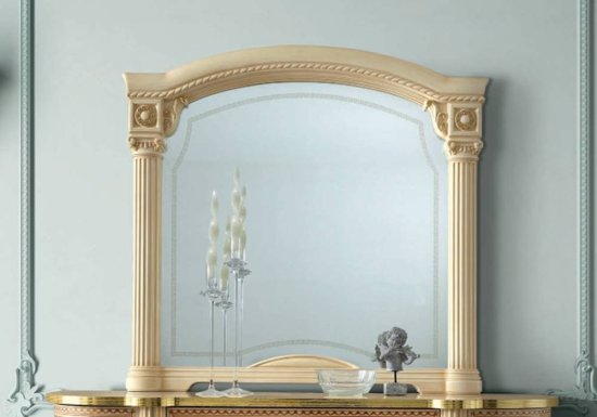 Καθρέφτης σχεδιασμένος σε χρώμα χρυσό και διακοσμημένος με σχέδιο μαιάνδρου.