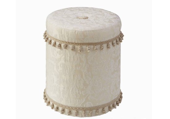 Σκαμπό μπουντουάρ σε χρώμα μπεζ το οποίο διαθέτει λευκά λουλούδια.