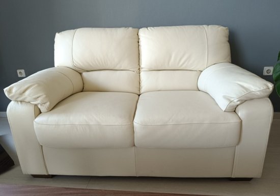 Υπόλευκος διθέσιος καναπές με γνήσιο δέρμα σε προσφορά