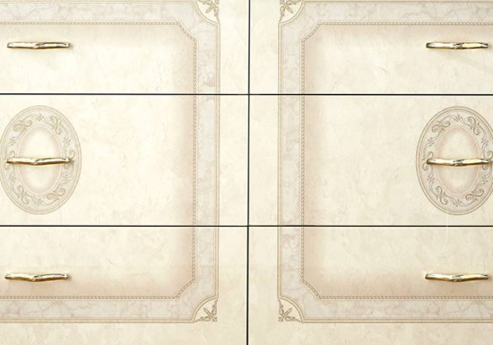 Αρχαιοελληνική διπλή ιβουάρ συρταριέρα με έξι συρτάρια με χρυσά πόμολα.