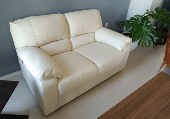 Λευκός καναπές διθέσιος με γνήσιο δέρμα εκθεσιακός