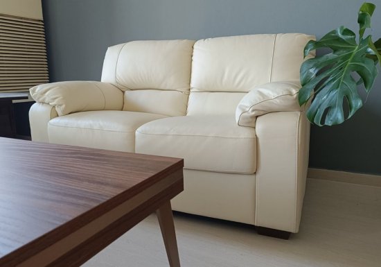 Υπόλευκος διθέσιος καναπές με γνήσιο δέρμα σε προσφορά