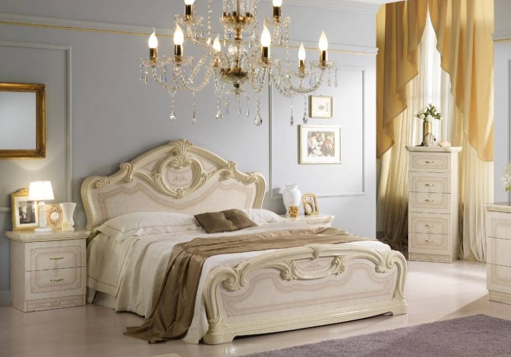 Κλασσικό κρεβάτι σε χρώμα ιβουάρ το οποίο διαθέτει κεφαλάρι με λουλούδια.