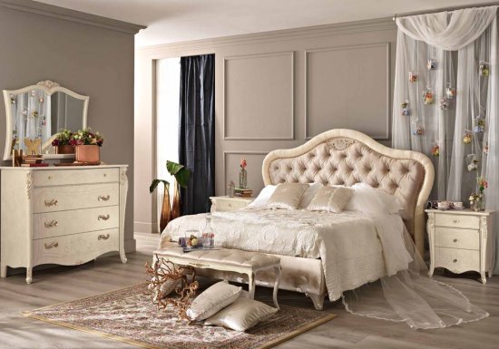 Κρεβάτι το οποίο είναι διακοσμημένο με καμπυλωτό καπιτονέ κεφαλάρι και διαθέτει κρυστάλλους.