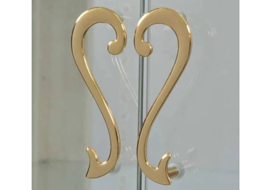 Τετράφυλλη γυάλινη ιβουάρ βιτρίνα η οποία είναι διακοσμημένη με χρυσά πόμολα σε σχήμα καρδιάς.