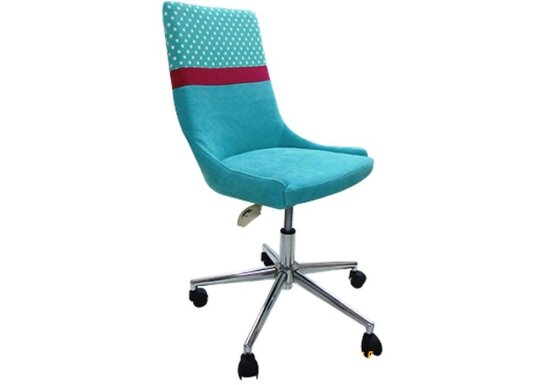 Καρέκλα γραφείου σχεδιασμένη σε χρώμα γαλάζιο η οποία διαθέτει ροδάκια και μηχανισμό αυξομείωσης του μεγέθους της.
