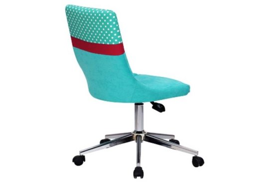 Γαλάζια καρέκλα γραφείου η οποία είναι διακοσμημένη με πουά σχέδιο και κόκκινες λεπτομέρειες.