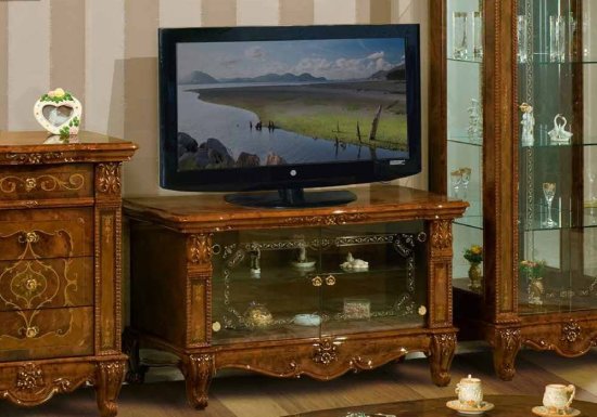 Έπιπλο τηλεόρασης κλασσικού στυλ σε χρώμα καρυδί το οποίο διαθέτει δύο γυάλινα ντουλάπια.