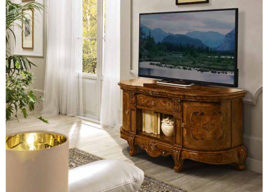 Έπιπλο τηλεόρασης κλασσικού στυλ σε χρώμα καρυδί με δύο ντουλάπια και ένα συρτάρι.