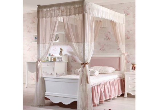 Κρεβάτι σε χρώμα λευκό με ουρανό το οποίο είναι ιδανικό για παιδικό και για εφηβικό δωμάτιο.