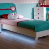 Κρεβάτι ιδανικό για παιδικό δωμάτιο το οποίο διαθέτει υφασμάτινο γαλάζιο πουά κεφαλάρι.