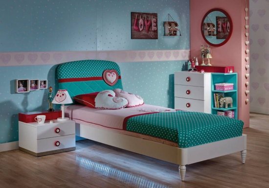 Παιδικό κρεβάτι το οποίο διαθέτει υφασμάτινο κεφαλάρι σε χρώμα τιρκουάζ διακοσμημένο με πουά σχέδιο.