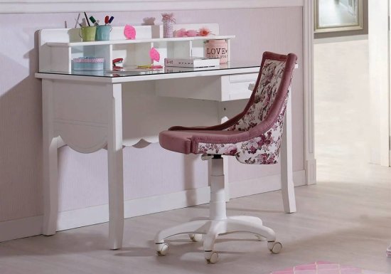 Ρομαντική καρέκλα γραφείου με ροζ κάθισμα με λουλουδάκια και διαθέτει ροδάκια ο σκελετός της.