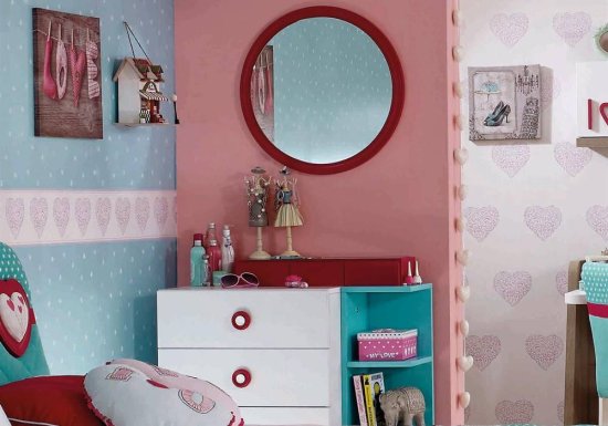 Καθρέφτης στρογγυλός σχεδιασμένος σε χρώμα φούξια ο οποίος είναι ιδανικός και για παιδικό δωμάτιο.
