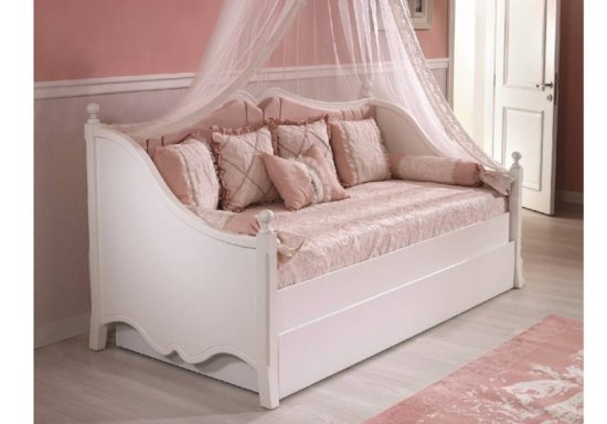 Ρομαντικός καναπές με κουνουπιέρα.