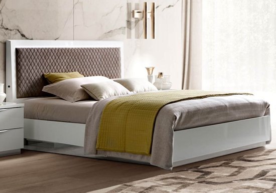 Ιταλικό λευκό κρεβάτι με ρομβους και φωτισμό στο κεφαλάρι