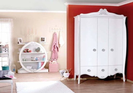 Λευκή κλασσική τρίφυλλη ντουλάπα για παιδικό δωμάτιο