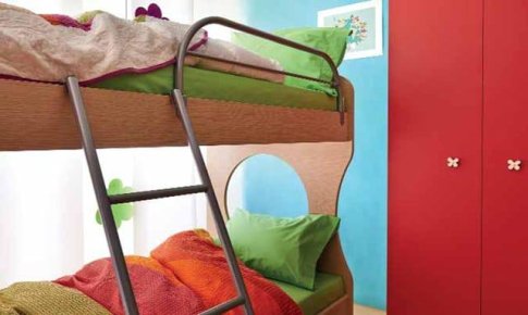 Παιδικό δωμάτιο με κουκέτα σε κόκκινες και πράσινες αποχρώσεις.