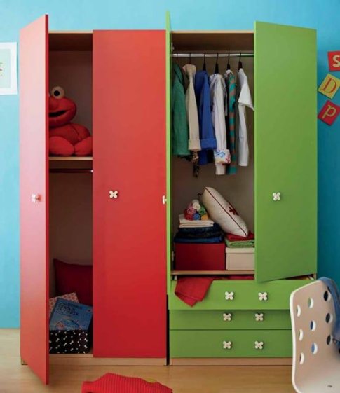 Παιδικό δωμάτιο με κουκέτα σε κόκκινες και πράσινες αποχρώσεις.