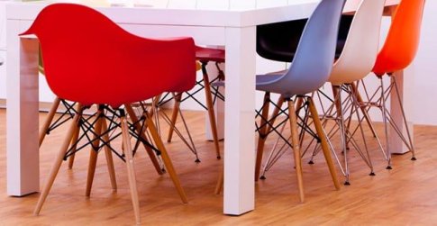 Καρέκλα με σύχρονο και μοντέρνο design.Ξύλινα πόδια και πλαστικό κάθισμα.R-Wood