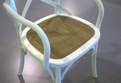 Καρέκλα παραδοσιακή με σχέδιο χ στην πλάτη 135025